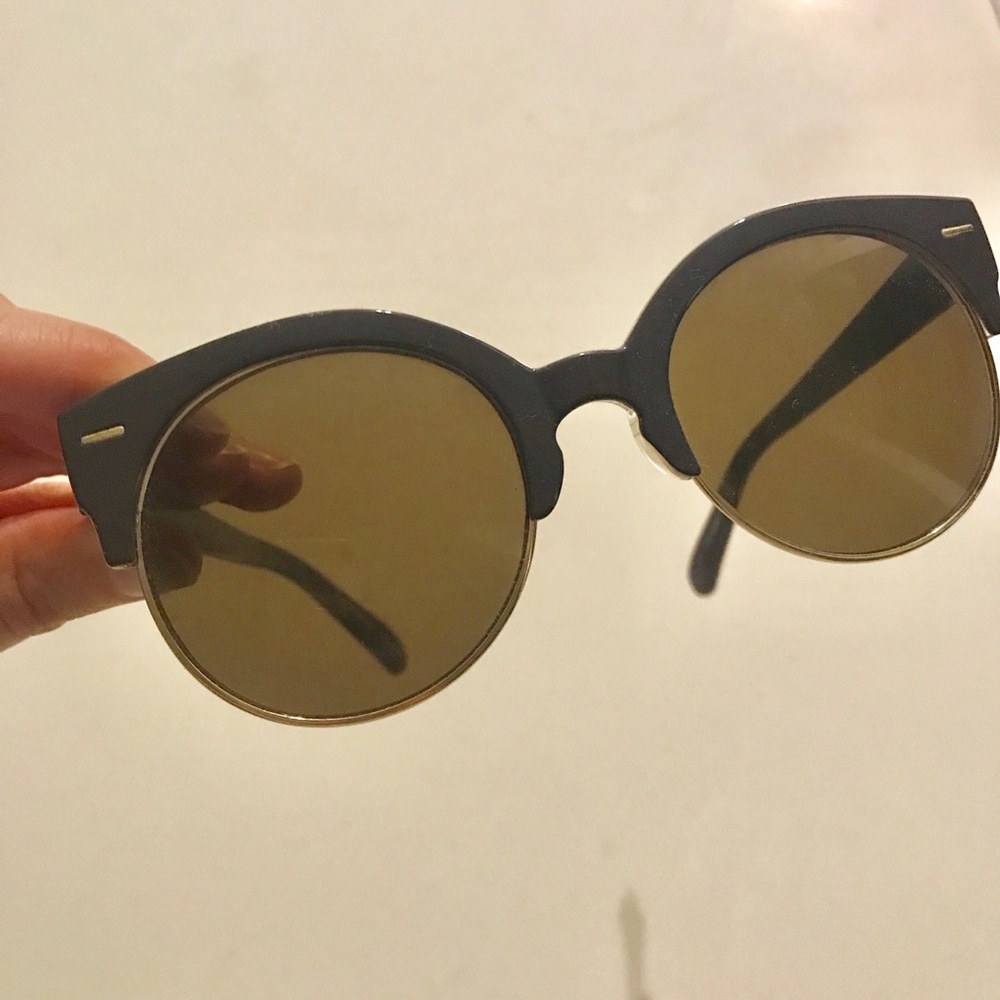 Urban Outfitters, large, round sunglasses. Grey 😎